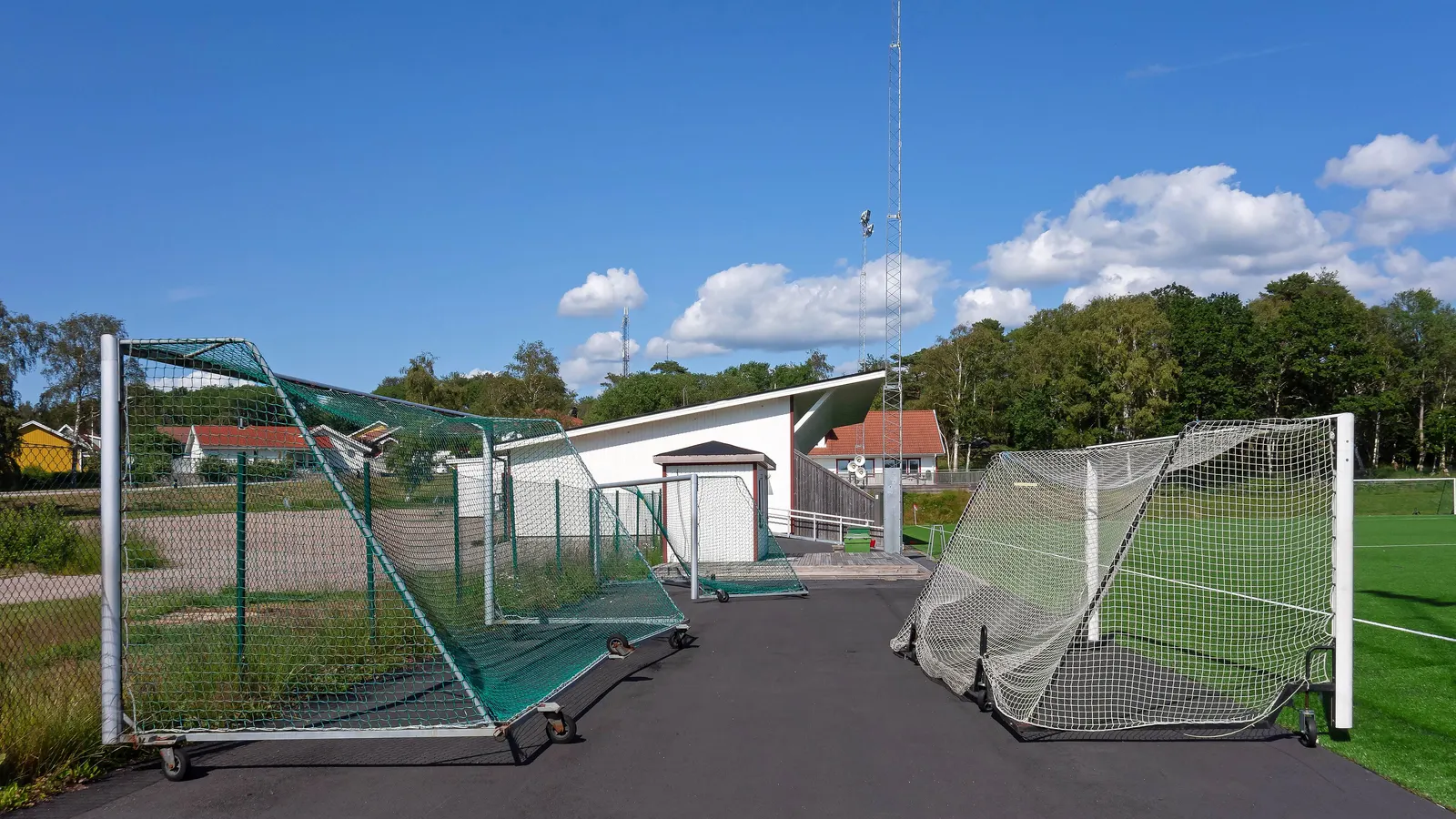 Poteaux de but sur un terrain de football, vus de côté
